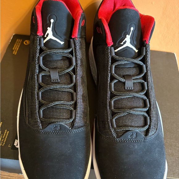Jordan Max Aura 2 Men\'s Black and Red Sneakers  shoes NIB